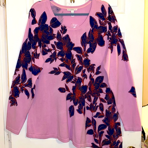 ISAAC MIZRAHI SZ XL . NWOT Sweater with floral design. One side is longer . - Picture 2 of 12